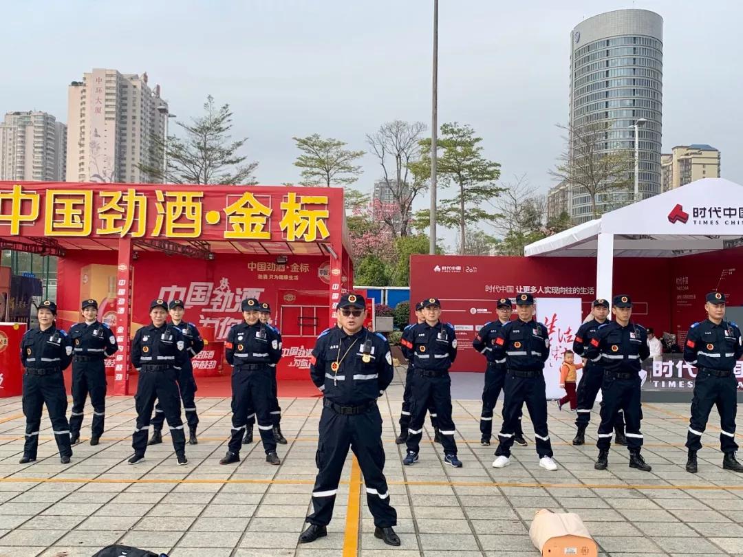 在街头当志愿者,凌晨四点出门当志愿者