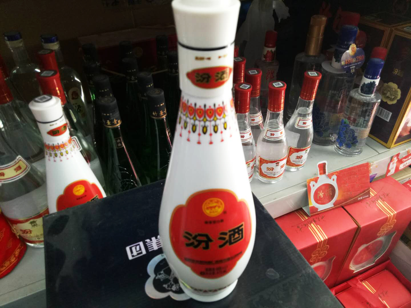 前几年很火的一款汾酒！好喝不贵，设计很上档次，天天喝也喝得起