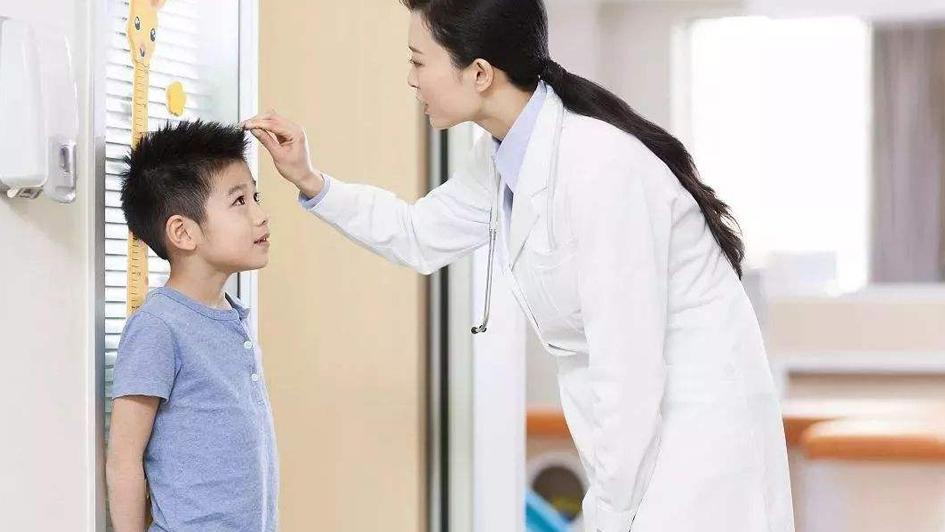 家长发现孩子偏矮时该如何处理,怎么判断自家娃矮小