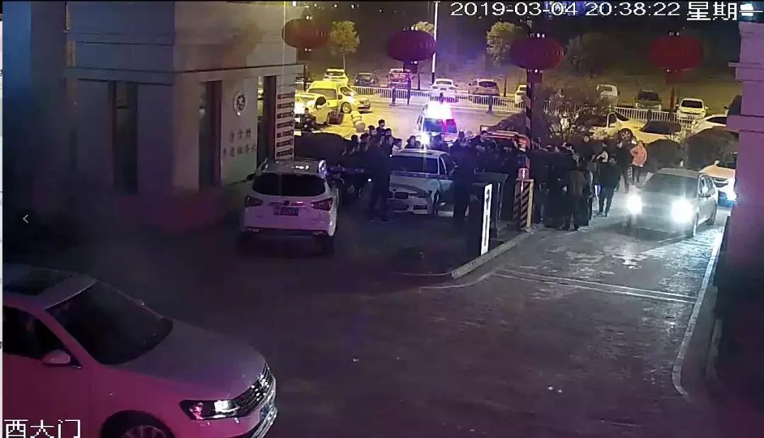 高速时代华府大门被一辆宝马车堵死！车主被拘留！