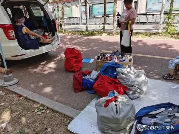 太惊讶！摆地摊究竟有多赚钱？你想象不到
