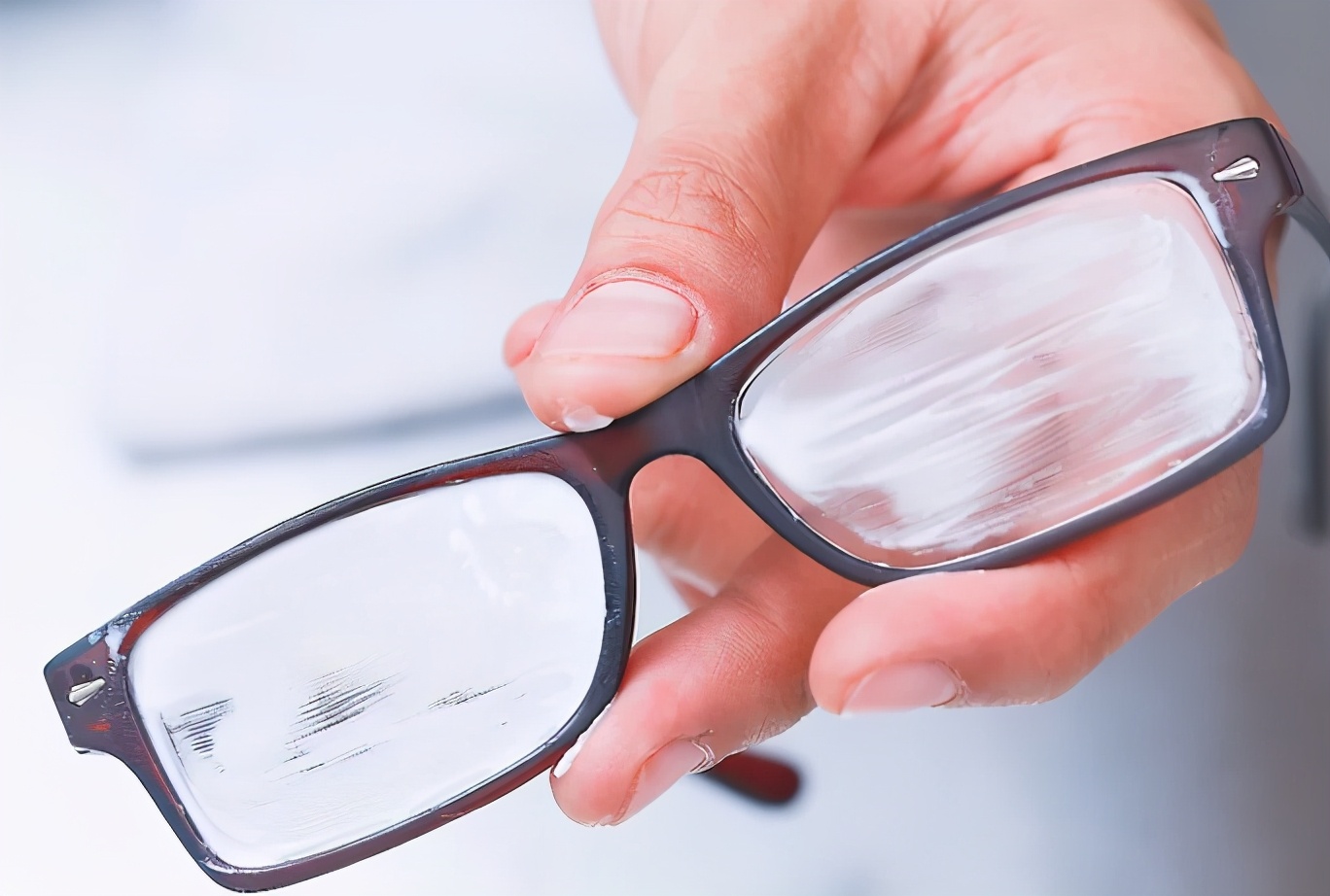 如何修复眼镜刮痕,眼镜划痕修复最佳方法