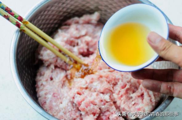 调肉饺子馅别加料酒!记住“盐水油”3步,咬一口满嘴油,香喷喷