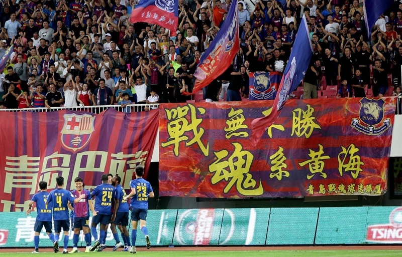 足球夺冠捧杯庆祝动作,庆功酒足球庆祝动作