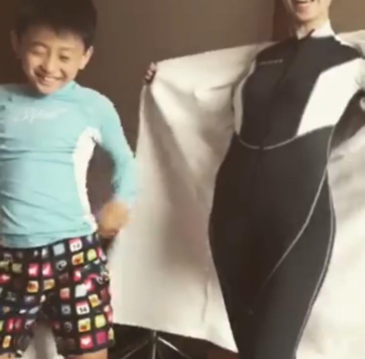张柏芝教儿子跳水变“人肉板”，两兄弟被晒到黑成煤球太夸张