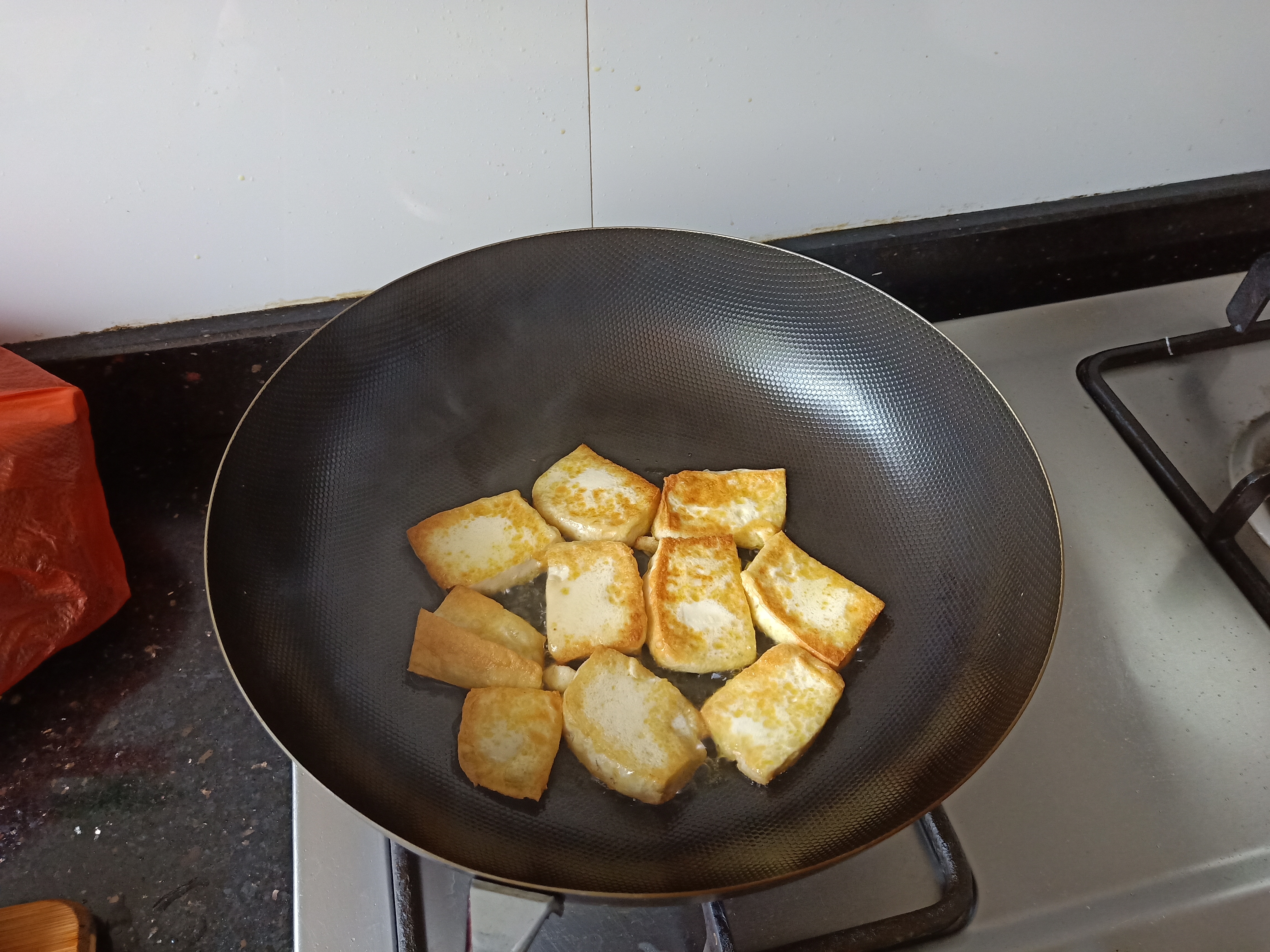 炒菜到底用铁锅还是不粘锅好吃,炒菜不粘锅和铁锅哪个好一点