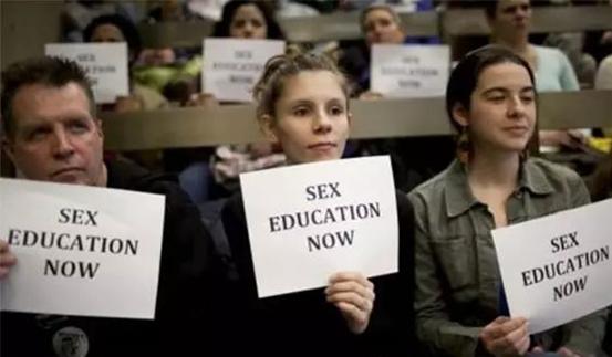 花大钱给孩子报培训班，却忘了陪孩子一起*启蒙性**的家长们