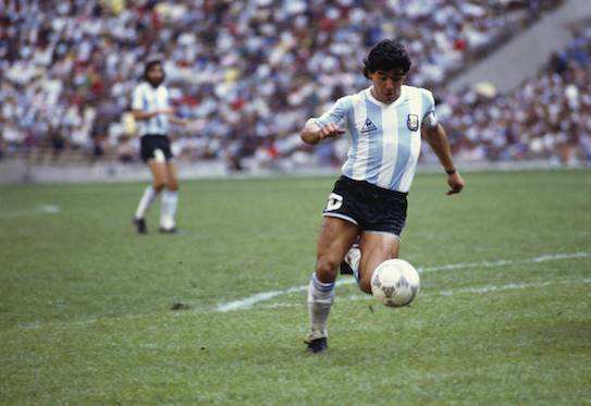 马拉多纳从巴萨退役后去了哪里,马拉多纳和罗纳尔迪尼奥谁更强