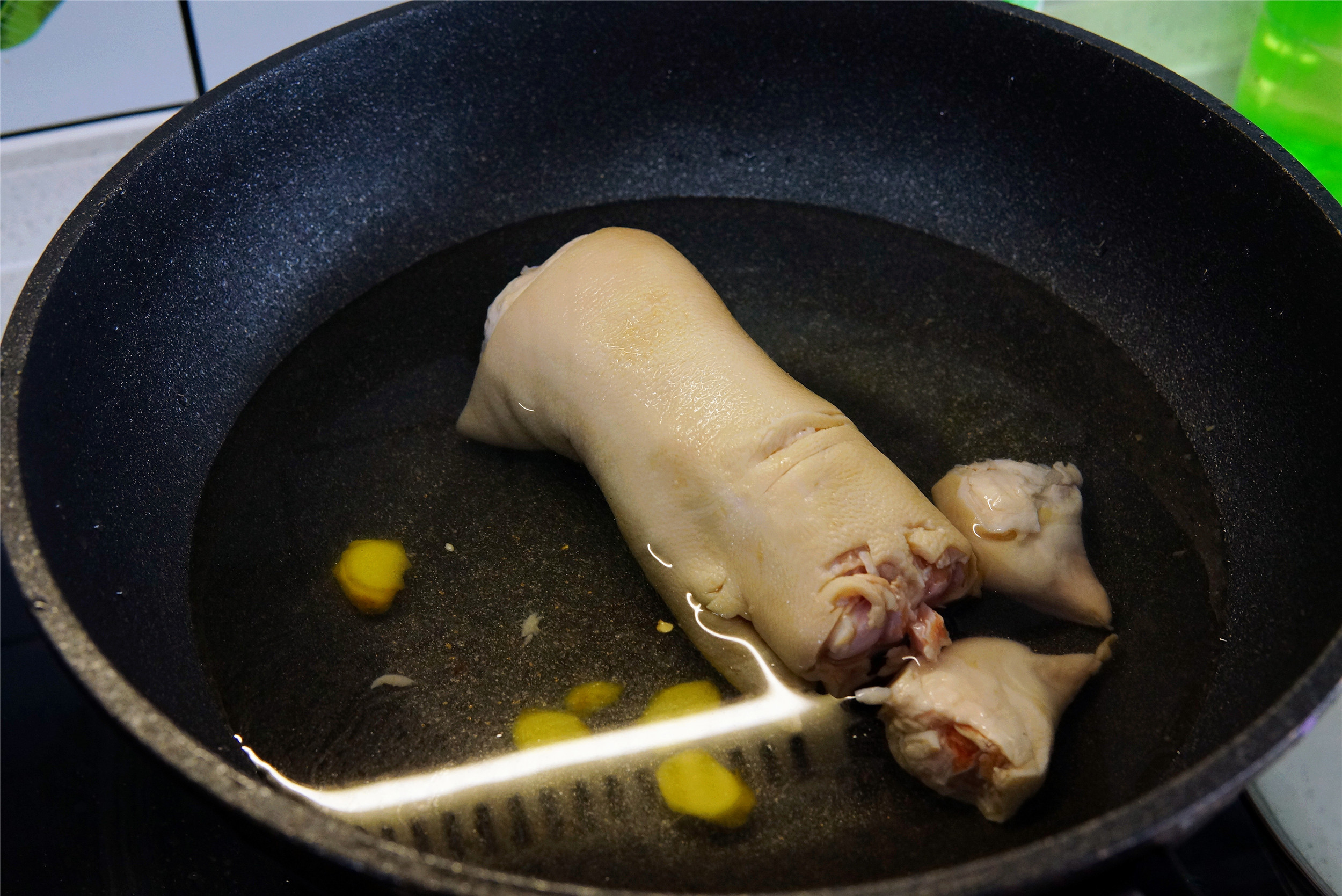 做猪皮冻用不用高压锅,猪皮做猪皮冻的方法