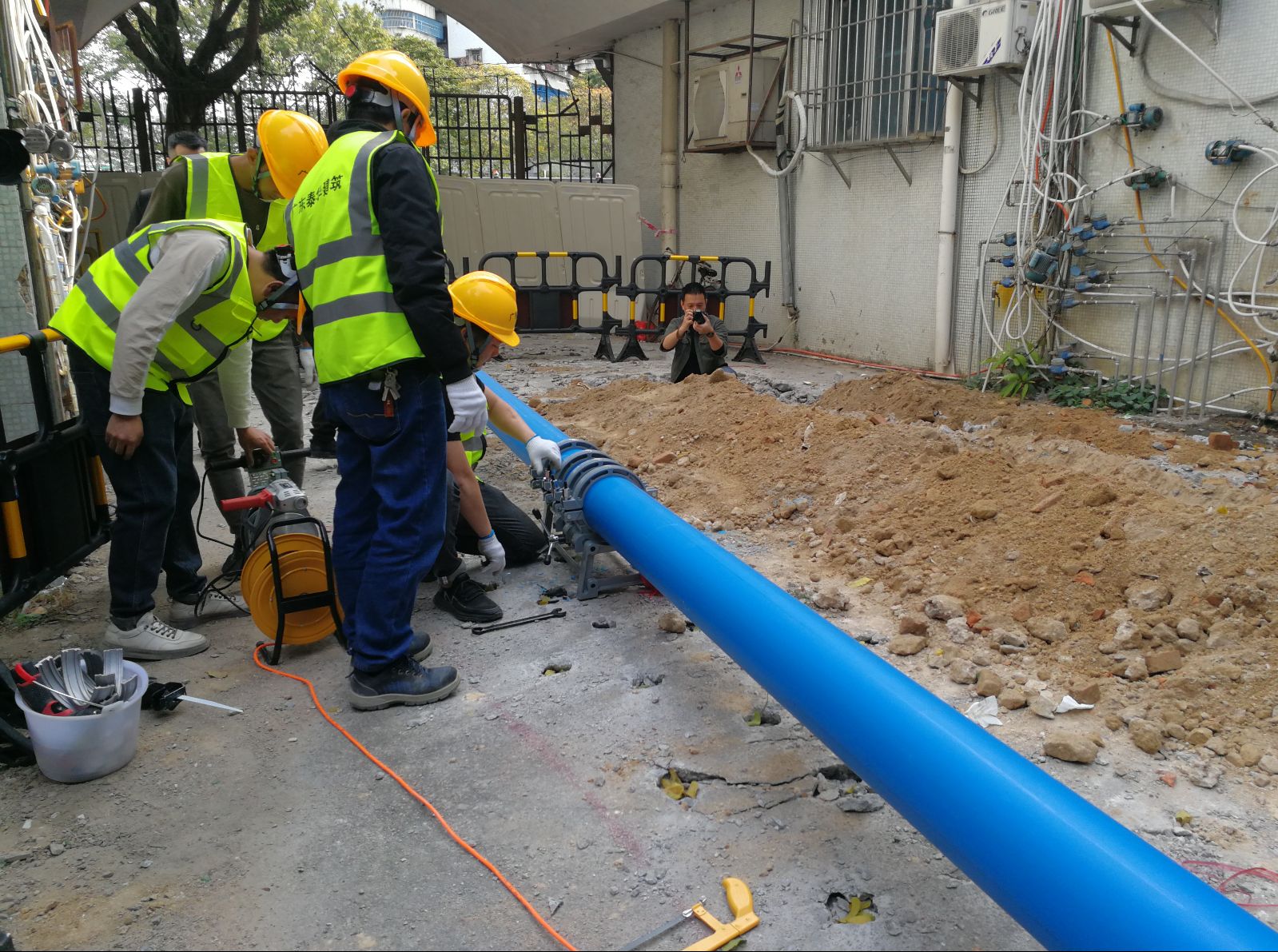 家里自来水水压低怎么疏通,用水高峰期水压不稳怎么解决