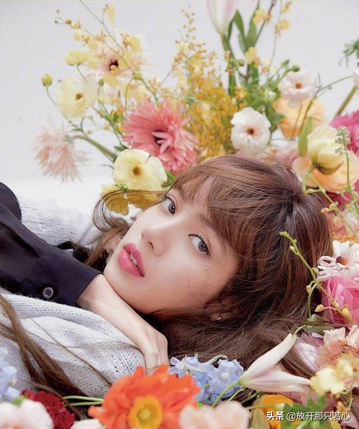 lisa登上时尚芭莎封面,lisa杂志芭莎封面