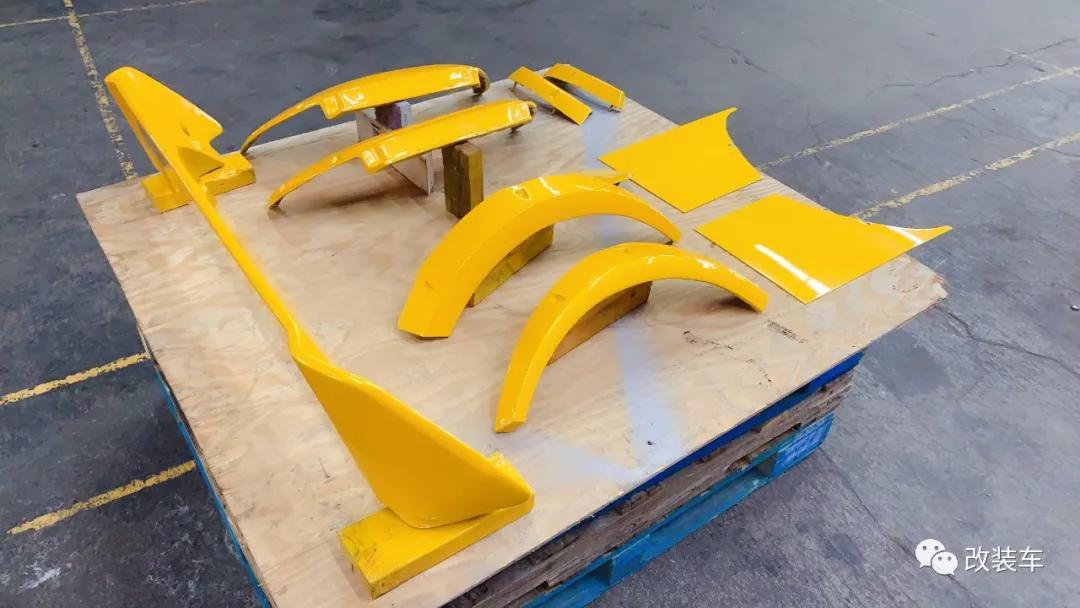 中置四驱五速手动的双门超跑,今晚我在秋名山等你