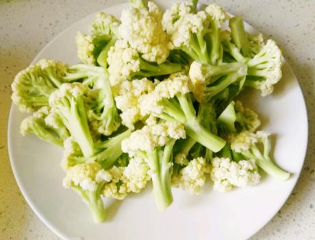 炒菜花时，别只会用盐清洗，教你1招，小虫子乖乖溜走，更干净