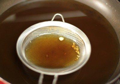 炸东西的油怎样处理一下才能用,炸花生米剩下的油怎么处理