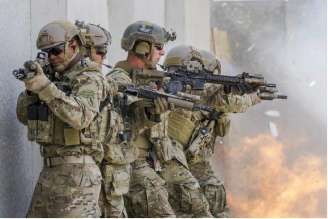 美国大兵佩戴的防护镜,为什么美国大兵都戴眼镜