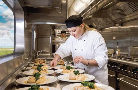 你以为火车只有泡面盒饭?火车文化的精髓,是堪比米其林的美食啊