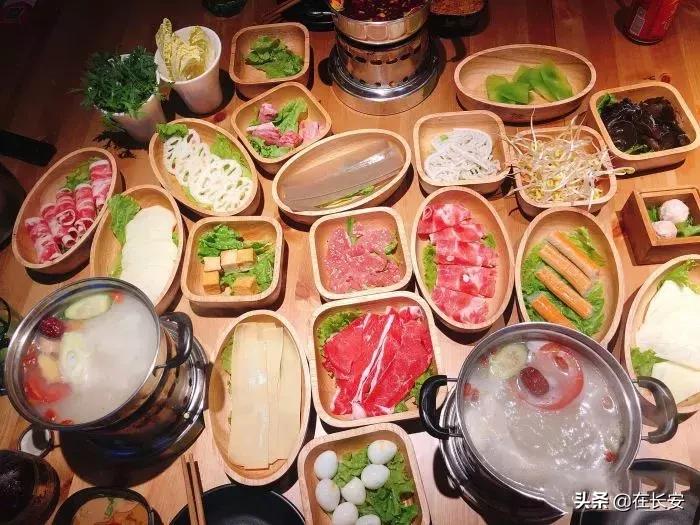 小火锅锅底有六种口味满足你,一桌小火锅