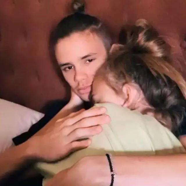 贝克汉姆二儿子大秀恩爱，怼脸自拍太像贝嫂，被说是“猪鼻子”