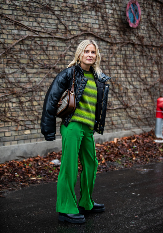 冬天不用穿太花,简单的黑色棉服,随便搭配都很帅气酷炫