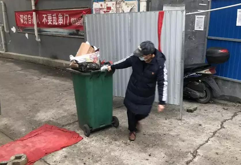 战疫社区志愿者故事,战疫故事医警夫妻档爱与坚守同在