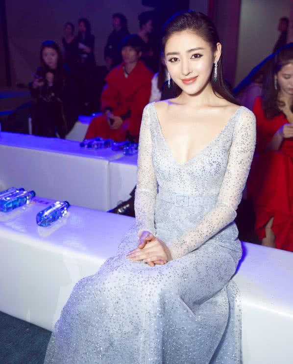 张天爱v领西装活动全过程,张天爱身穿露背礼服惊艳全场