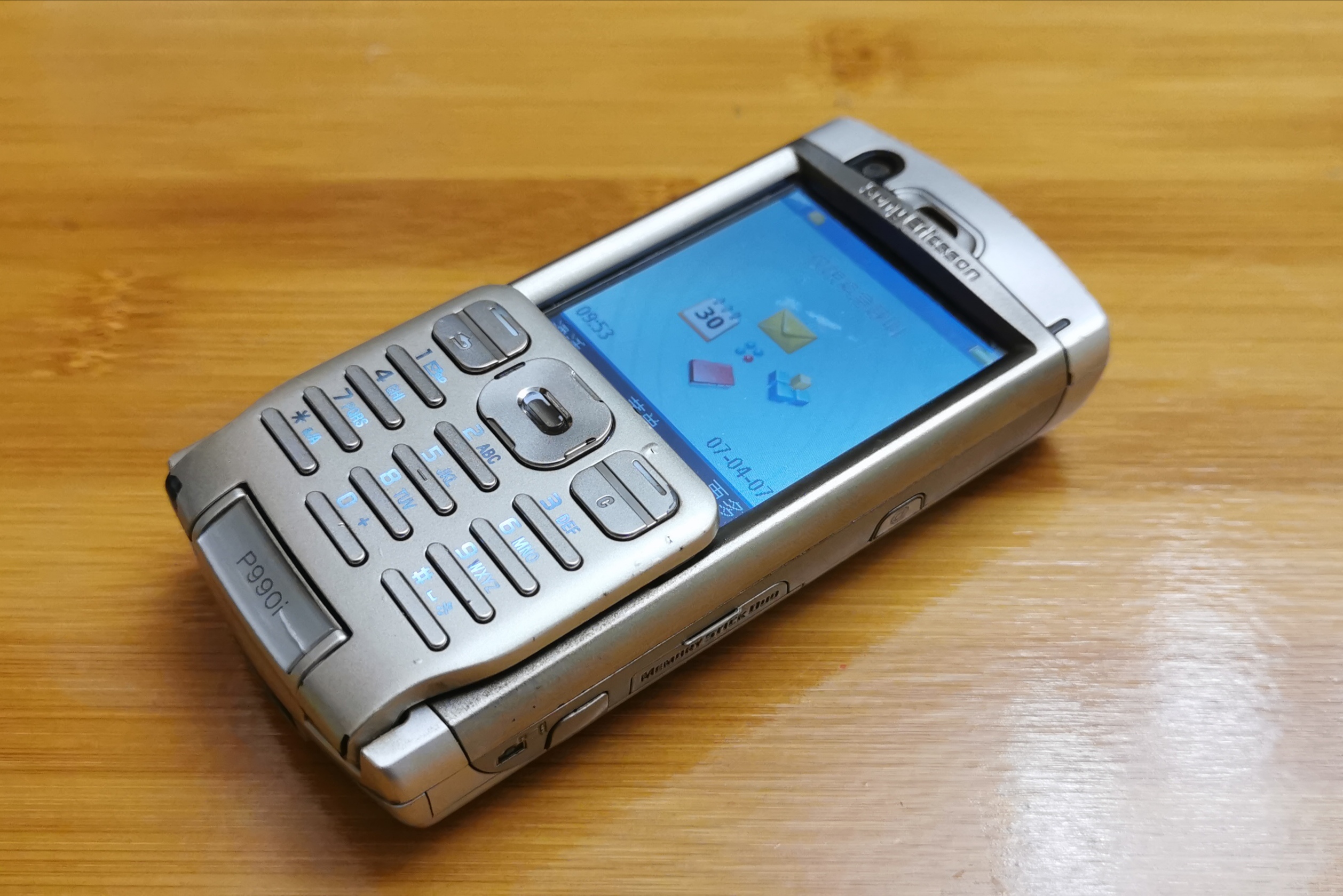 经典手机索尼爱立信p990i,爱立信p990i