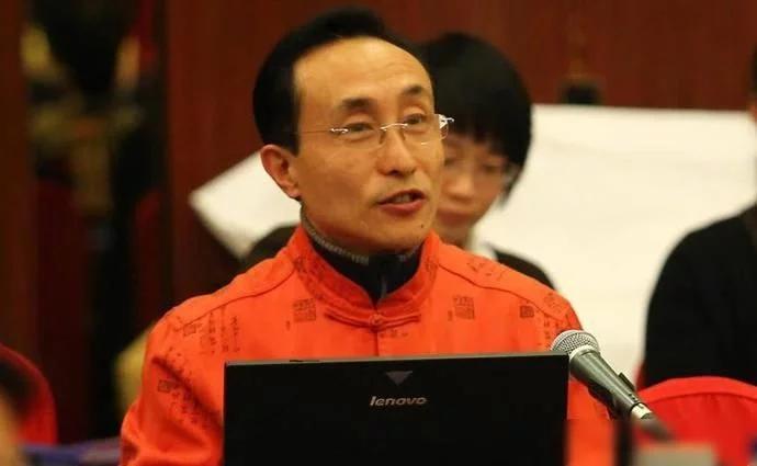 65岁巩汉林晒全家福,63岁巩汉林晒全家福与儿媳妇合照