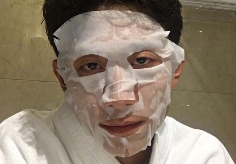 男生敷面膜似兵马俑,男生敷面膜室友乐翻称像兵马俑