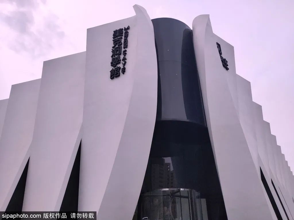 一个地铁站三条线,地铁边的吃喝玩乐