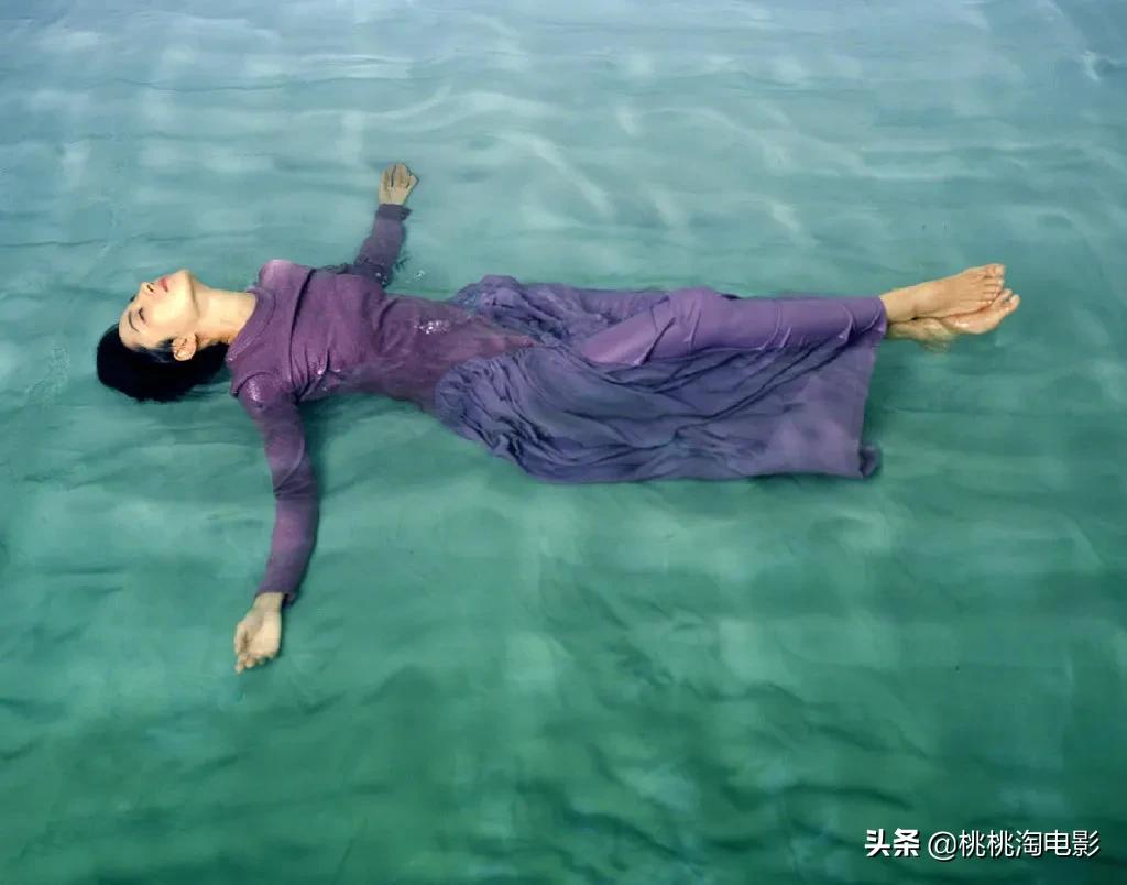 台湾明星桂纶镁时尚写真图片,桂纶镁慵懒生活照