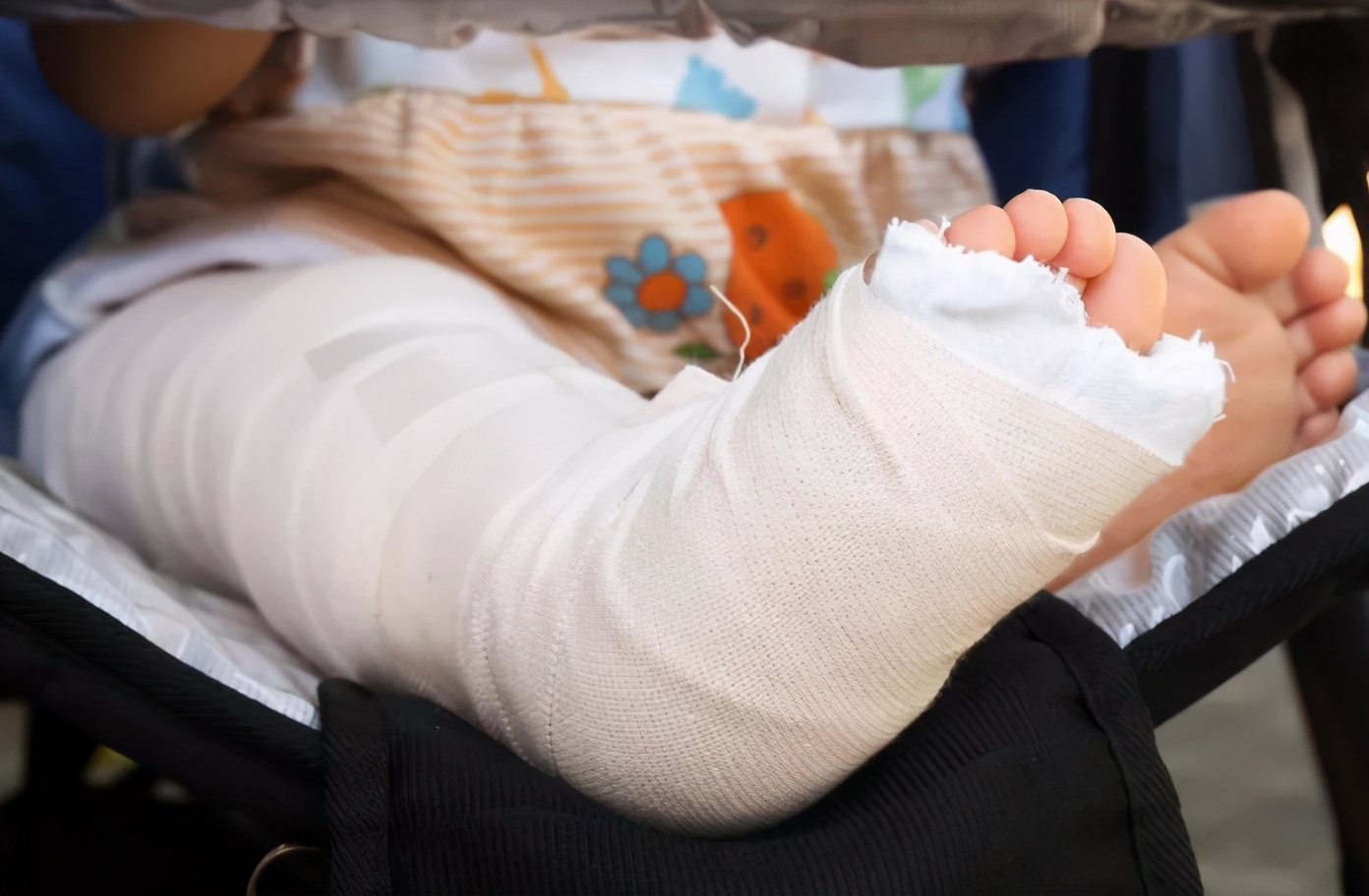 宝宝从床上摔下来正确对待的方式,宝宝从床上掉下来后会影响成长吗