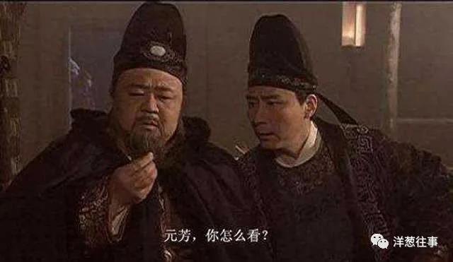 女顾客在健身房做肌肉拉伸,温州一健身房男员工帮女员工拉伸