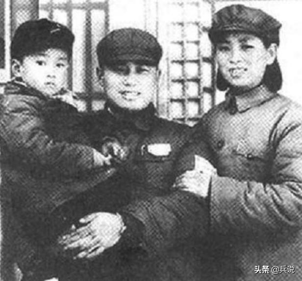 王近山抱着娃娃打仗，部属批评搞特殊待遇，*伯承刘**：写检讨