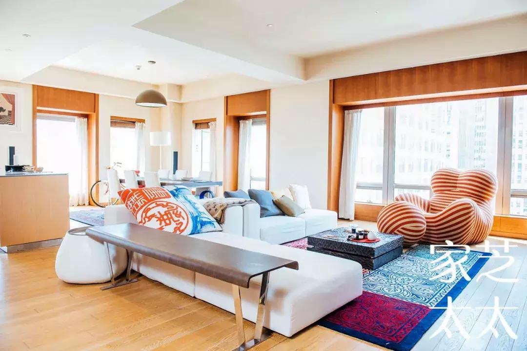 我和有钱人之间，就差一张白沙发了