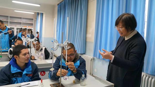 感动支教老师视频,感动无数人的支教老师