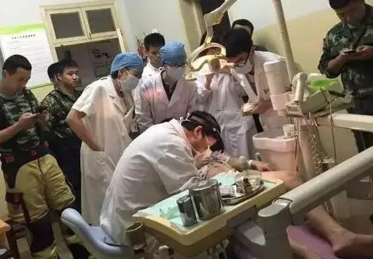 姑娘，我掏根管的时候，你舌头放尊重一点