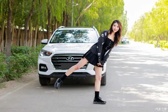 走稳重路线,北京现代ix35路上行驶视频