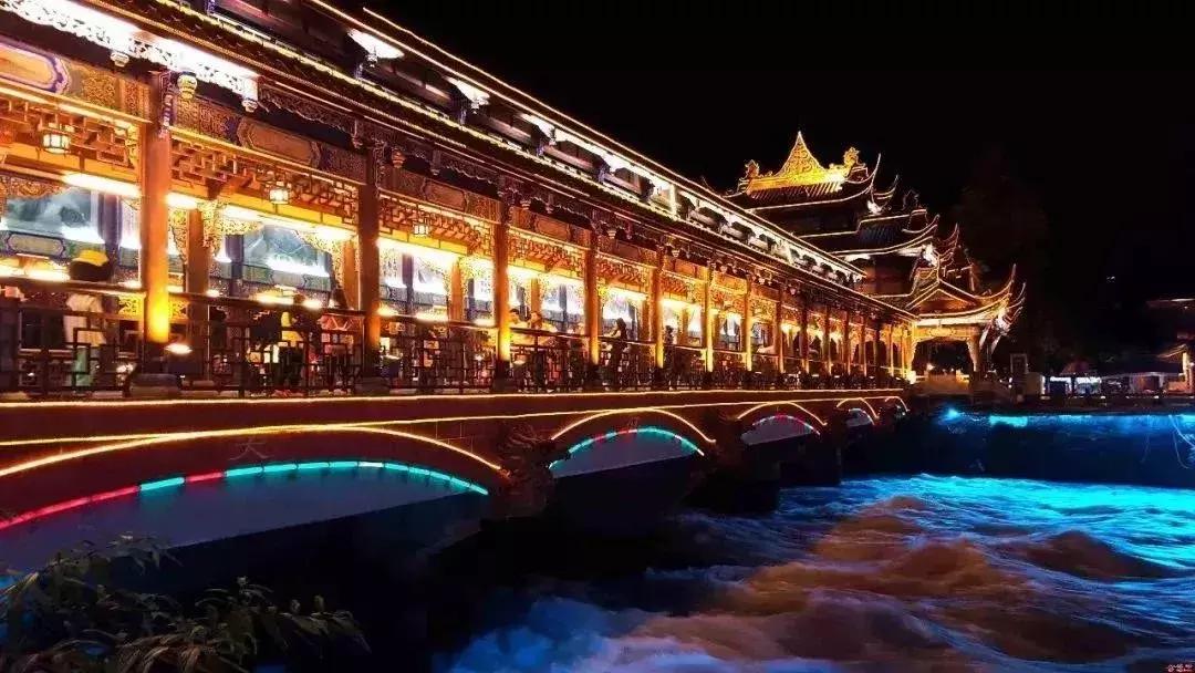 拒绝“人从众”！这个国庆必须到都江堰耍个“懒”，老街茶房、泥塑木作、古园书屋，快来享受你的小闲趣~