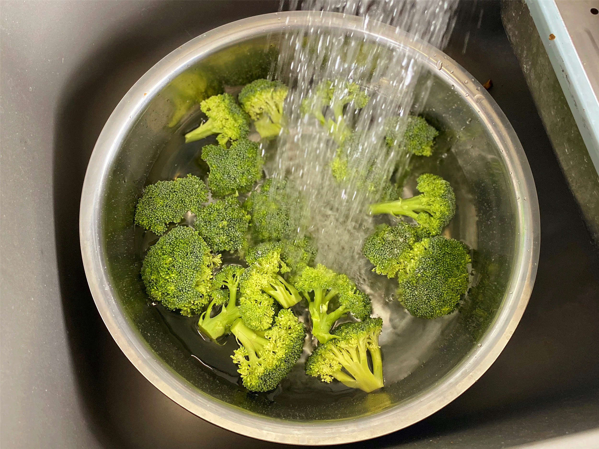 清水洗西兰花有虫卵吗,西兰花有灰尘怎么洗干净