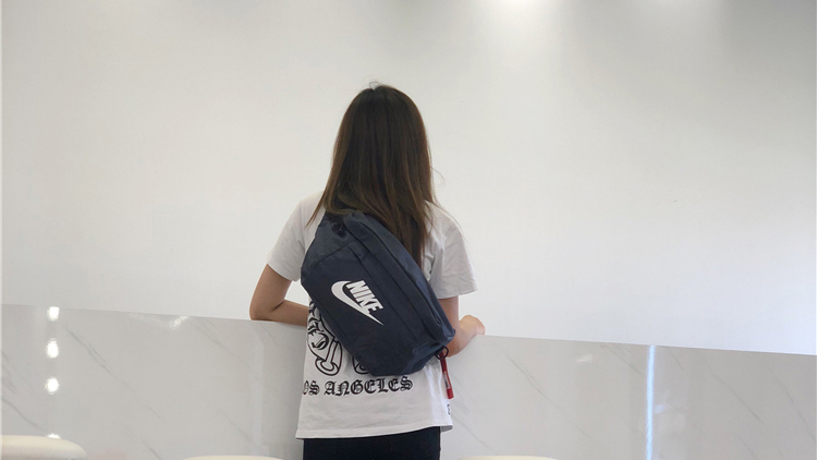 耐克王一博同款哪个颜色好看,王一博同款黑色耐克包