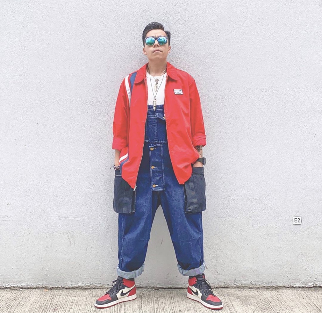 为什么aj1黑紫色是皮革的,为什么aj1有些鞋的底色是黄的