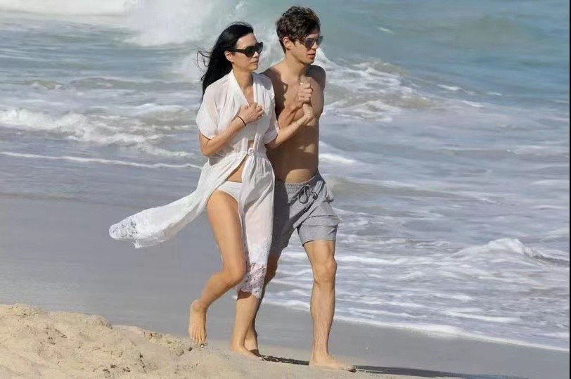 邓文迪离婚案,邓文迪当年离婚获得多少财产