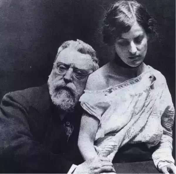 古代没有听诊器西方国家怎么听诊,听诊器发明之前医生听诊图片