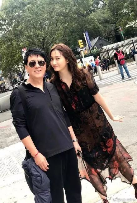 当女朋友穿上高跟鞋比你还高,你女朋友穿高跟鞋你会怎么样