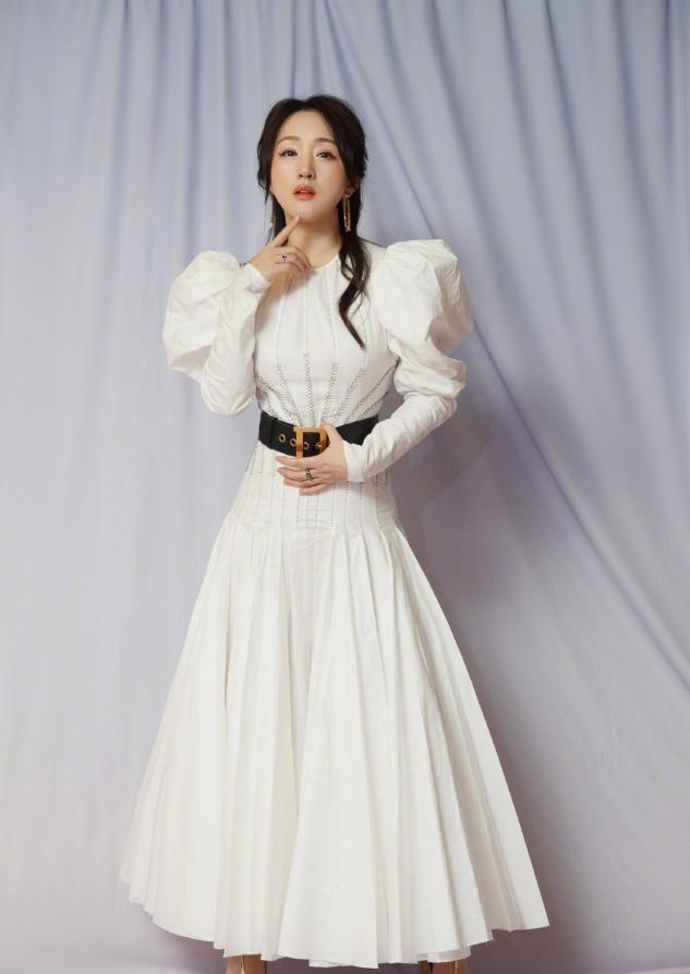 杨钰莹穿羽绒服的照片,杨钰莹穿搭夏天气质套装