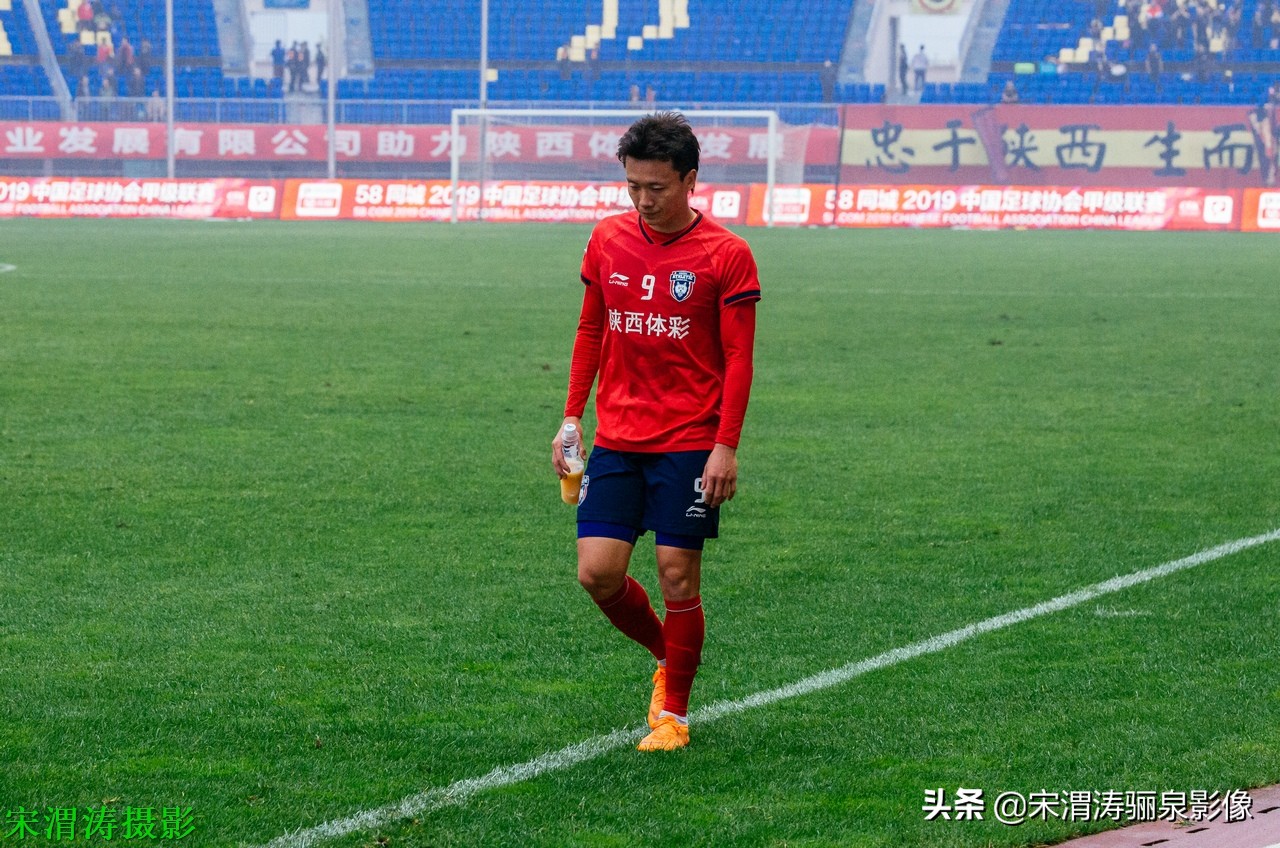 他有意识，脚下的控球和突破技术，任意球出色，左脚打门力量奇大