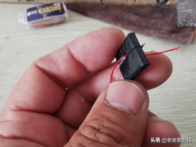 怎么用绑钩器绑钩简单又结实,绕线圈自制绑钩器可以绑袖钩