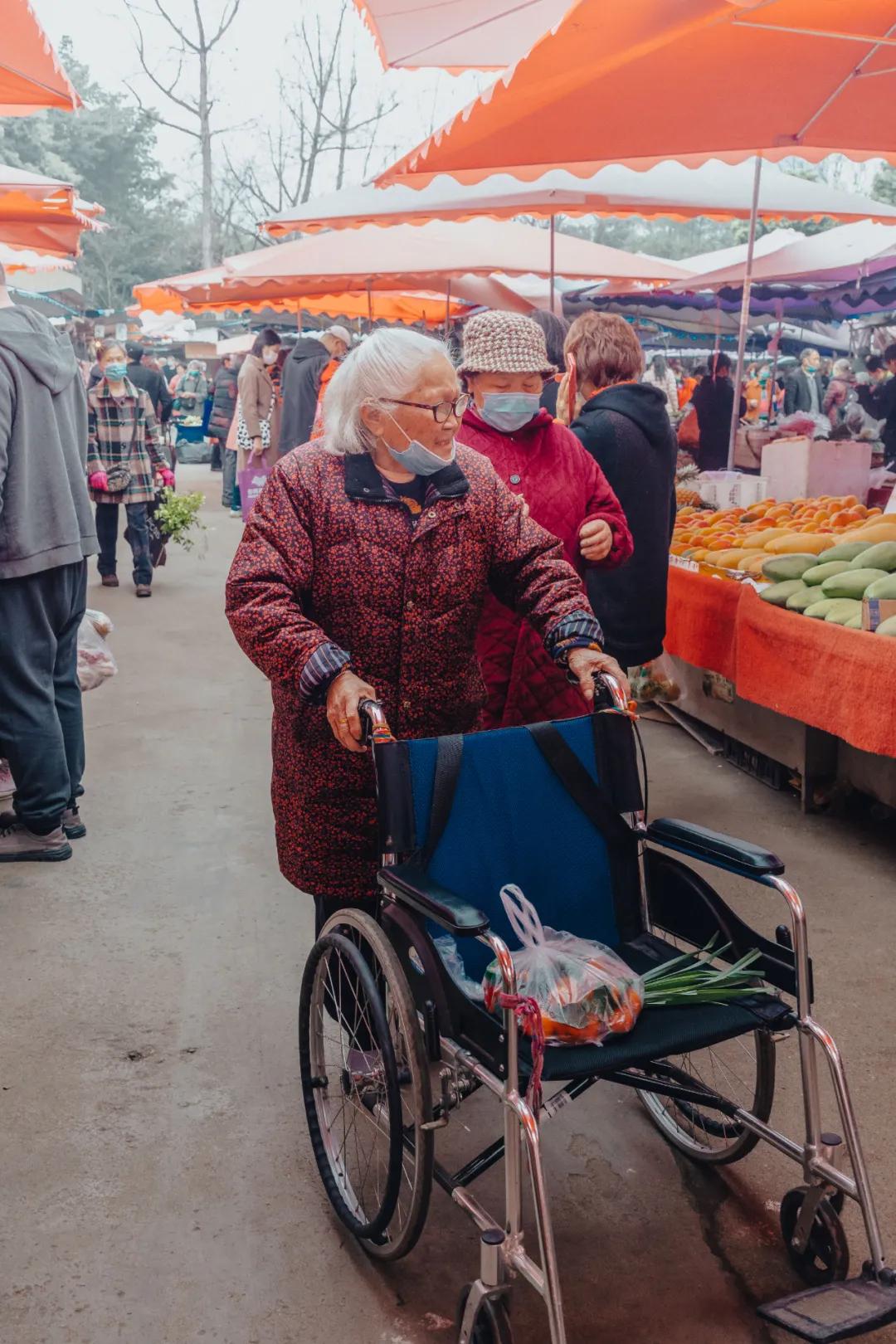 沙河边的野生菜市，是成都嬢嬢的狂欢现场