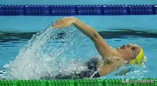仰泳鼻子总是呛水,仰泳时手往后一伸就呛水