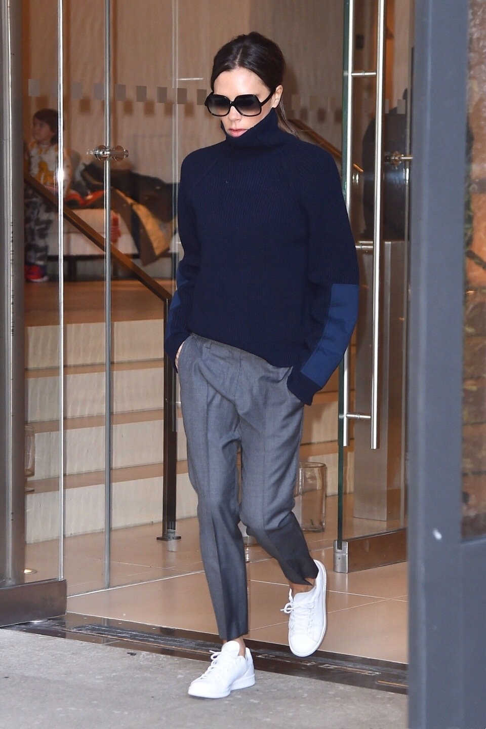 贝嫂终于换平底鞋，穿九分裤踩小白鞋，不信你有163cm